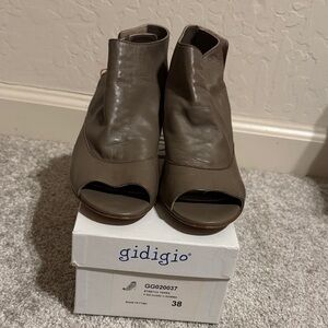 Gidigio Women's Taupe Leather Peep-Toe Mules